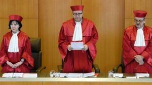 Der Vorsitzende des Bundesverfassungsgerichts, Andreas Voßkuhle, verkündet am Mittwoch das Urteil über die Mitsprache des Bundestages bei Auslandseinsätzen. Foto: dpa