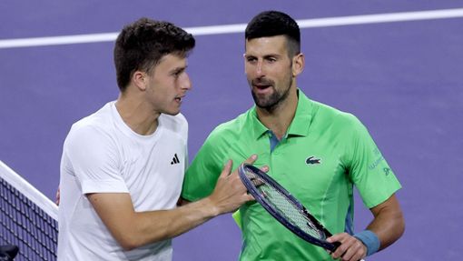 Novak Djokovic (rechts) scheiterte an Luca Nardi. Foto: AFP/MATTHEW STOCKMAN