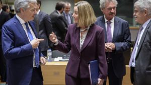 Der belgische Außenminister Didier Reynders und die EU-Außenbeauftragte Federica Mogherini waren bei der Unterzeichnung dabei. Foto: dpa