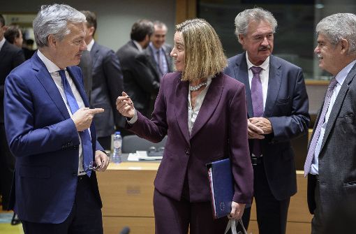 Der belgische Außenminister Didier Reynders und die EU-Außenbeauftragte Federica Mogherini waren bei der Unterzeichnung dabei. Foto: dpa