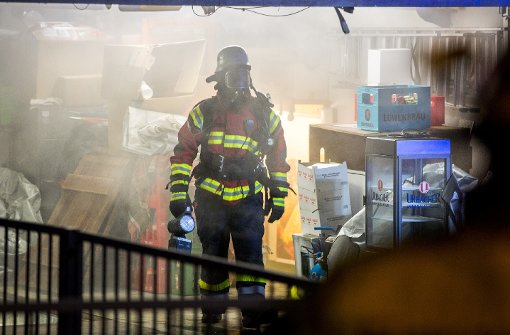 Ein Kellerbrand in einem Einfamilienhaus in Aichwald forderte in der Nacht auf Sonntag einen Großeinsatz der Feuerwehr. Foto: www.7aktuell.de | Simon Adomat