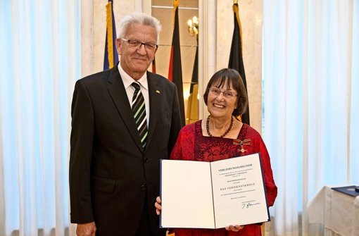 Ministerpräsident Winfried Kretschmann hat Bohsung das Bundesverdienstkreuz verliehen. Foto: Staatsministerium Baden-Württemberg