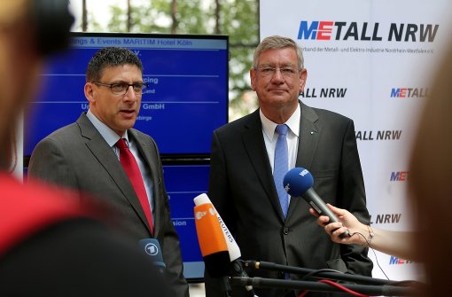 Der nordrhein-westfälische IG-Metall-Bezirksleiter Knut Giesler (links) und der Präsident von Metall NRW, Arndt Kirchhoff (hier zu Beginn der letzten Runde), haben den Metalltarifkonflikt als „Piloten“ beendet. Foto: dpa