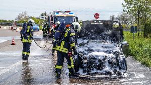 Ein neu gekaufter Kleintransporter ist auf der Autobahn in Flammen aufgegangen. Foto: SDMG