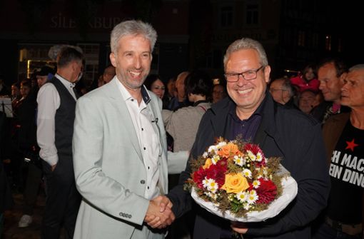 Boris Palmer (links) und sein Vertreter Cord Soehlke  im vergangenen Jahr bei Palmers Wiederwahl als Oberbürgermeister von Tübingen. Foto: imago/Alexander Gonschior