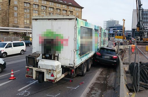 Ein Autounfall auf der Heilbronner Straße hat am Mittwochvormittag zeitweise den Verkehr ausgebremst. Foto: Fotoagentur Stuttgart Andreas Rosar