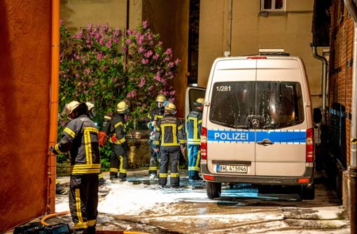 Die Feuerwehr begutachtet die Schäden am Polizeifahrzeug in der Gutenbergstraße. Foto: 7aktuell/Nils Reeh