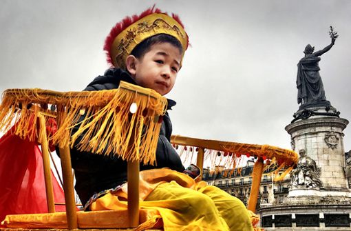 Fast 100 000 Chinesen leben in Paris: Zum Neujahrsfest wurde deser kleine Junge stilecht verkleidet. Foto: Krohn