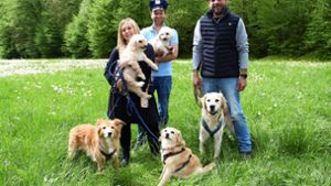 Die Betreiber des  Waldgasthofs Schmellbachtal, Jessica Göthel und Julian Schramm, haben  fünf Hunde. Unterstützt werden sie von   Hundetrainer Ben Merx (von links). Foto: Caroline   Holowiecki