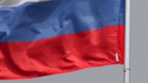 Russische Flagge am Himmel über Moskau – Sanktionen belasten das Land, aber auch die Firmen in Deutschland Foto: EPA