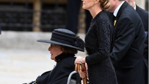 Lady Pamela Hicks ließ sich von ihrer Tochter India im Rollstuhl zur Trauerfeier für Queen Elizabeth II. schieben. Foto: IMAGO/Starface/IMAGO/Papixs / Starface