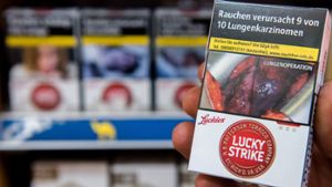 Schockbilder auf Zigarettenschachteln sollen vor den Folgen des Tabakkonsums warnen. Foto: dpa