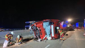 Spektakulärer Unfall mit Lkw sorgt für Vollsperrung der A5
