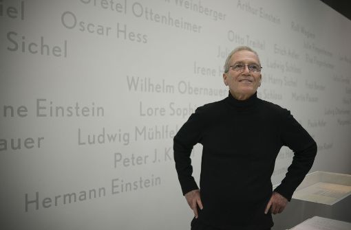 Sandy Einstein vor der Wand mit Namen von Juden, die von Carl Laemmle gerettet wurden – darunter ist auch sein Vater Hermann Einstein. Foto: Lichtgut/Leif Piechowski