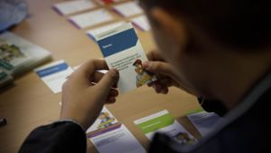 Anhand eines Kartensets ermitteln Jugendliche im Workshop   ihre Stärken. Foto: Gottfried Stoppel