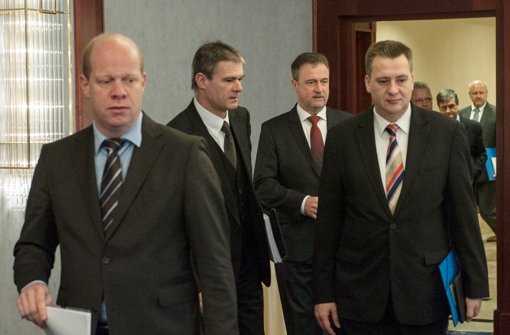 GDL-Vorsitzender Claus Weselsky (Mitte) hat vor den Tarifverhandlungen mit der Bahn mit einem massiven Arbeitskampf gedroht. Foto: dpa