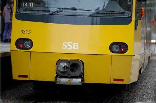 Eine 14-jähriges Mädchen ist am Montagmorgen von einem Mann in einer Stadtbahn in Stuttgart belästigt worden. (Symbolbild) Foto: dpa