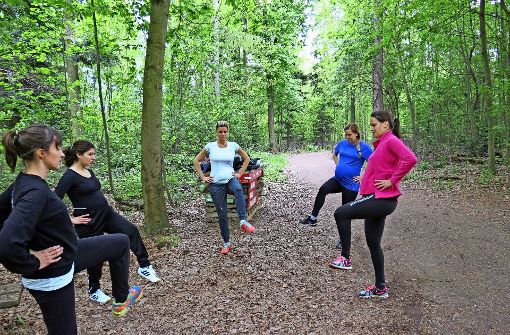 Eine Stunde lang laufen die Frauen durch den Wald und machen zwischendurch Kraft- und Beweglichkeitsübungen. Foto: Julia Bosch