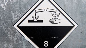 Nach Angaben der Polizei war es am Dienstag beim Entladen von Paketen mit Gefahrgut in Südbaden zu einer chemischen Reaktion gekommen (Symbolfoto). Foto: imago images/Mario Hösel/Mario Hösel via www.imago-images.de
