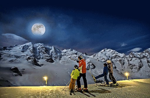 Wenn der Vollmond (Romanisch: Glüna Plaina) sein weiches Licht anknipst, kann man im Skigebiet Diavolezza nachts Ski fahren - ein unvergessliches Erlebnis für die ganze Familie. Foto: St. Moritz Tourismus