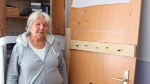 Vermieterin Elisabeth Kirchwehm ist sprachlos ob der Zerstörungen, die die Mieter in ihrer Wohnung hinterlassen haben. So etwa die demolierte Zimmertür neben ihr. Foto: Guy Simon