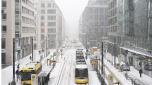 Bei Schnee und Glatteis sind Verspätungen auf dem Weg zur Arbeit oft unvermeidbar. Besser, man geht etwas früher los. Foto: dpa/Soeren Stache