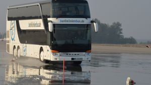 Die Bahn baut ihre eigene Fernbus-Flotte namens Berlin Linien Bus kräftig aus. Foto: dpa