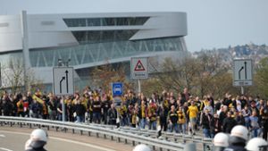 Zu einem Verkehrschaos ist es am Sonntagnachmittag gekommen, als die Fans von Dynamo Dresden ihren Marsch auf die B10 beziehungsweise die B14 verlegten. Foto: SDMG