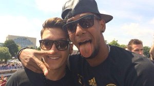 Mesut Özil und Jérôme Boateng (von links) machen aus Freude Grimassen.  Foto: Twitter/ @JB17Official