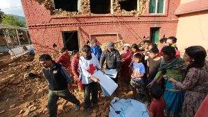 Nach dem Erdbeben finden die Helfer in Nepal immer mehr Menschen unter den Trümmern. Hunderttausende verlassen das Kathmandu-Tal. Foto: Red Cross and Red Crescent