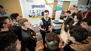 Ein Polizeibeamter informiert Jugendliche auf der Messe. Foto: Lichtgut/Leif Piechowski