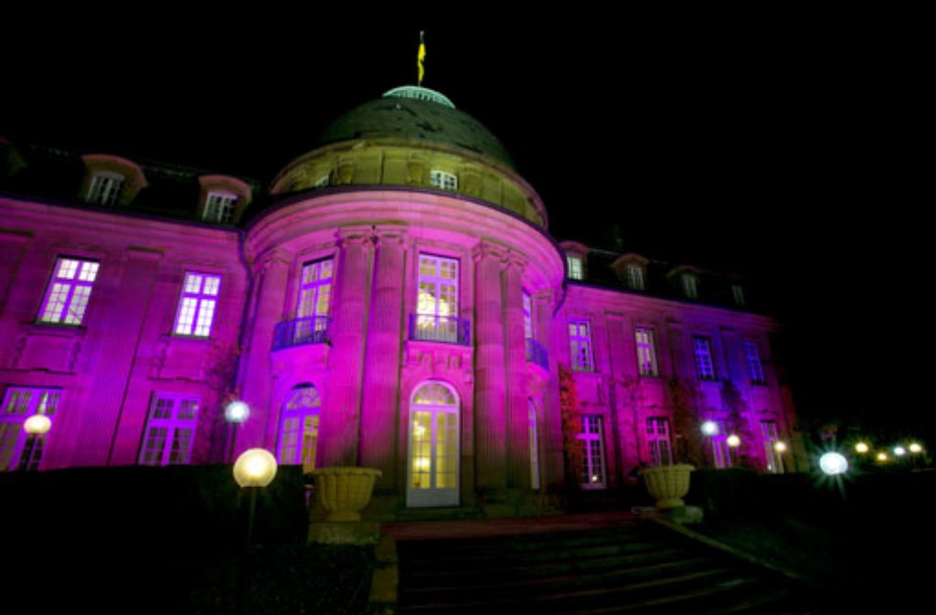 Die Villa Reitzenstein war am Freitagabend ein besonderer Blickfang - sie erstrahlte in violettem Licht. Die baden-württembergische Landesregierung hat damit ein Zeichen gegen die Todesstrafe gesetzt.