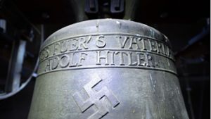 Die von 1934 stammende Glocke trägt ein Hakenkreuz und die Aufschrift „Alles fuer’s Vaterland Adolf Hitler“. Foto: dpa