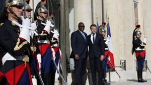 Der französische Präsident, Emmanuel Macron, hier vor dem Elysee-Palast in Paris mit dem Präsidenten aus dem Senegal, Macky Sall, kann sich über eine Mehrheit seiner Partei freuen. Foto: AP