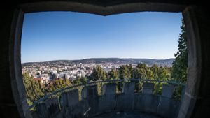 Malerisch ist der Blick auf die Innenstadt vom Kriegsbergturm aus. Foto: Lichtgut/Achim Zweygarth