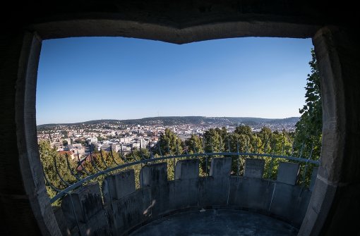 Malerisch ist der Blick auf die Innenstadt vom Kriegsbergturm aus. Foto: Lichtgut/Achim Zweygarth