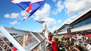 Mercedes-Pilot Lewis Hamilton feiert seinen Heimsieg in Silverstone in Manier eines Fußball-Profis Foto: Getty