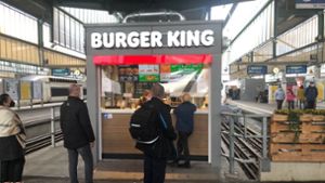 Sieht aus wie ein Imbiss: der neue Burger King im Hauptbahnhof Foto: /Kathrin Haasis