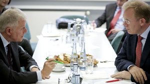 Konsequent uneinig: Fritz Kuhn (Grüne, links) und Sebastian Turner (parteilos, unterstützt von CDU, FDP, FW) beim Streitgespräch in unserer Redaktion. Foto: Leif Piechowski