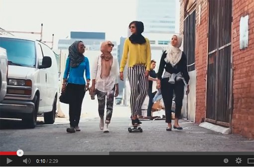 Mipsterz in den USA - junge muslimische Frauen posieren in Hipster-Outfits in einem Youtube-Video Foto: Screenshot