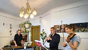 Im Hinterzimmer der Blumeninsel erzählte das Trio musikalisch die Geschichte einer Frau, die ihre Blumen gießt Foto: Saskia Drechsel