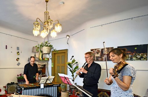 Im Hinterzimmer der Blumeninsel erzählte das Trio musikalisch die Geschichte einer Frau, die ihre Blumen gießt Foto: Saskia Drechsel
