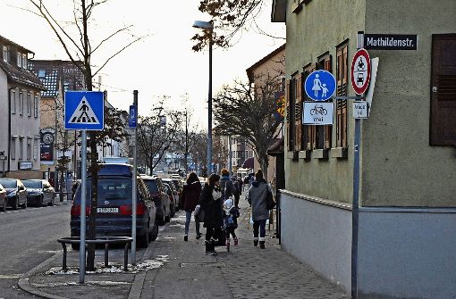 In diesem Bereich entlang der Pforzheimer Straße geht es oft sehr eng zu. Der Stadtseniorenrat wünscht sich eine  Umgestaltung. Foto: Georg Linsenmann
