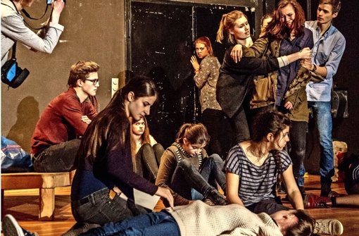 Schüler des evangelischen Mörike-Gymnasiums setzen sich  in ihrem neuen Theaterstück mit der Frage auseinander, wie sie sich verhalten würden, wenn Krieg wäre. Foto: Liviana Jansen