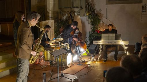 Weihnachtlicher Jazz vor dem Altar: Dennis Müller (rechts) und seine Band Foto: Jürgen Bach