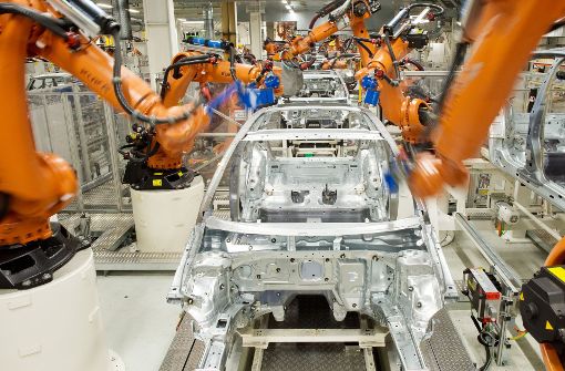 Roboter des Augsburger Herstellers Kuka werden in der Automobilindustrie eingesetzt. Die Übernahme des Unternehmens durch die Chinesen hat die Bundesregierung alarmiert. Foto: dpa
