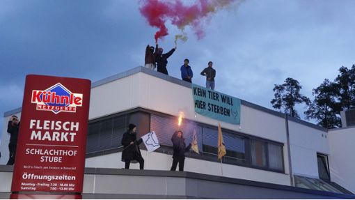 Etwa 50 Personen haben am Freitagmorgen gegen die geplante Wiedereröffnung des Schlachtbetriebs der Metzgerei Kühnle in Backnang protestiert. Foto: Andreas Rosar/Fotoagentur-Stuttgart