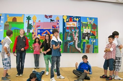 Wie Skulpturen aussehen, haben sich die Schüler im Museum angeschaut. Jetzt spielen sie selbst welche auf der Bühne. Foto: Malte Klein