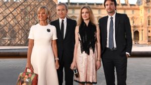 Der Geschäftsführer der Louis Vuitton SE und seine Familie präsentieren bei einem Fototermin vor dem Louvre in Paris die neuen Louis-Vuitton-Taschen. Foto: AFP