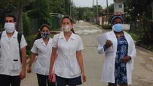 Tag für Tag gehen auf Kuba Tausende Ärzte und Medizinstudenten von Tür zu Tür und suchen nach Infizierten. Foto: dpa/Guillermo Nova